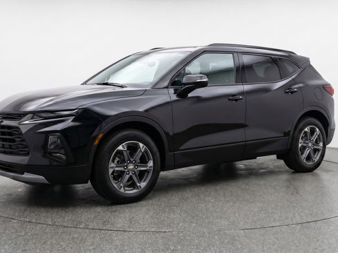 Used 2025 Chevrolet Blazer LT FWD image 3