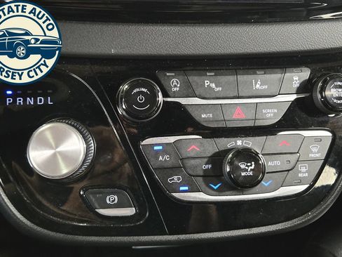 Used 2025 Chrysler Pacifica Select FWD image 15