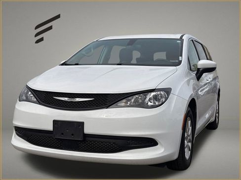Used 2022 Chrysler Voyager LX FWD image 1