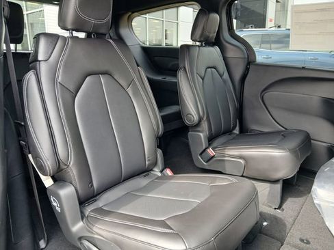 New 2026 Chrysler Pacifica Select image 16