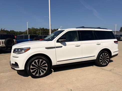 Used 2023 Lincoln Navigator Reserve AWD/4WD image 3