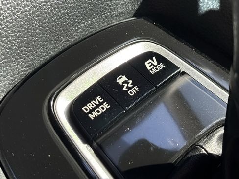 Used 2025 Toyota Corolla XLE image 30