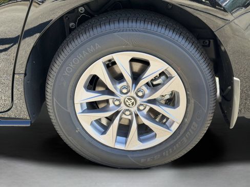 Used 2025 Toyota Sienna XLE FWD image 32