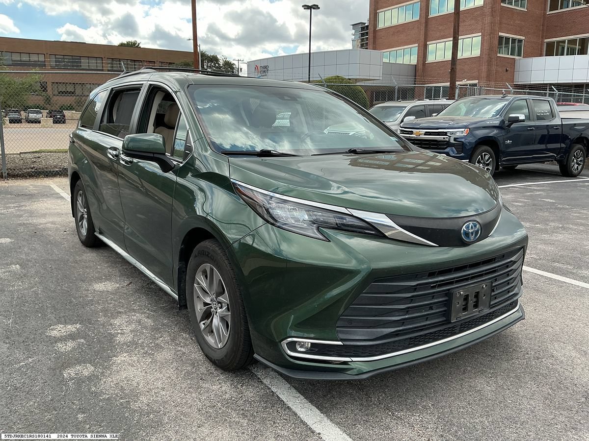 Used 2024 Toyota Sienna XLE w/ XLE Plus Package FWD image 4
