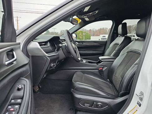 Used 2023 Jeep Grand Cherokee L Laredo image 16