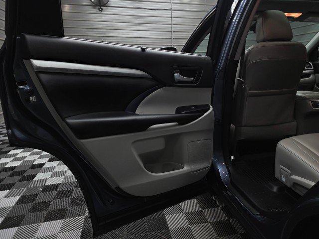 Used 2017 Toyota Highlander XLE AWD/4WD image 38