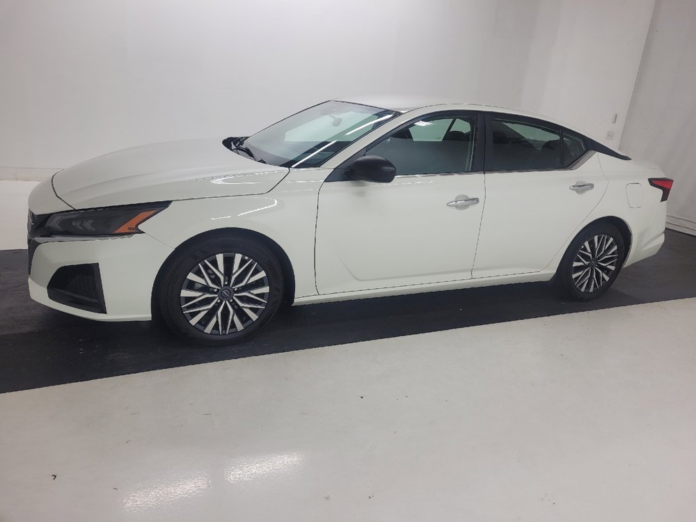 Used 2025 Nissan Altima 2.5 SV FWD image 2
