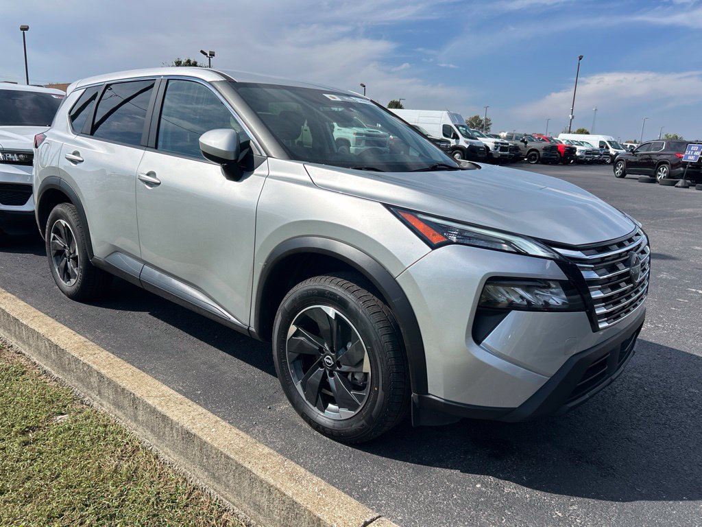 Used 2024 Nissan Rogue SV AWD/4WD image 2