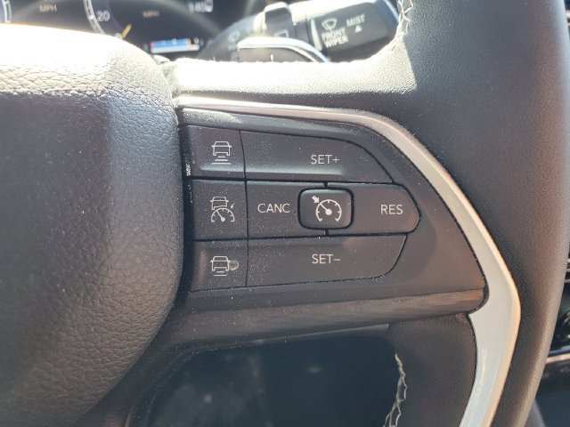 Used 2023 Jeep Grand Cherokee Altitude AWD/4WD image 9