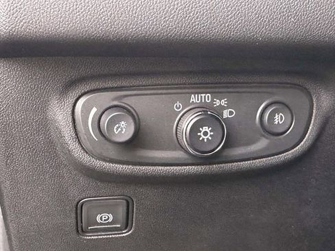 Used 2024 GMC Terrain SLT image 32