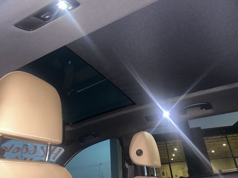 Used 2022 Volkswagen Tiguan SE R-Line image 10