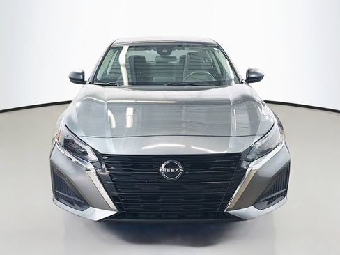 Used 2024 Nissan Altima 2.5 SV FWD image 2