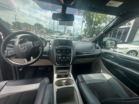 Used 2019 Dodge Grand Caravan SXT FWD image 16
