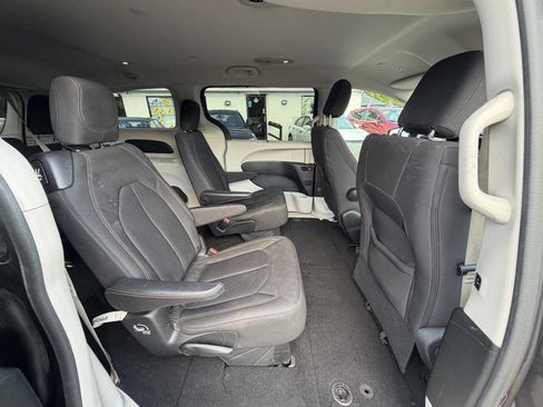 Used 2018 Chrysler Pacifica Touring Plus FWD image 19