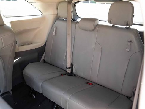 Used 2022 Toyota Sienna XLE FWD image 17