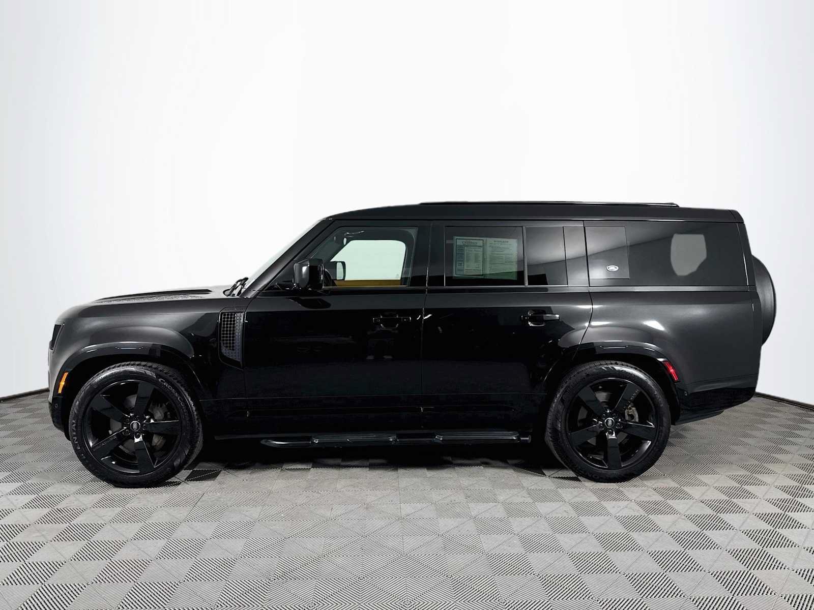 Used 2024 Land Rover Defender 130 X-Dynamic SE AWD/4WD image 8
