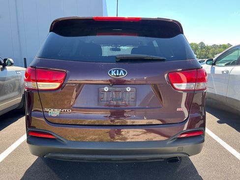 Used 2017 Kia Sorento FWD image 3