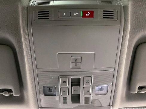 Used 2024 Volkswagen Taos SE image 35