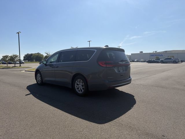 Used 2023 Chrysler Pacifica Touring-L FWD image 3