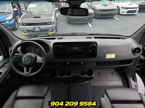 Used 2019 Mercedes-Benz Sprinter 2500 image 32