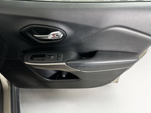 Used 2021 Jeep Cherokee Latitude image 29