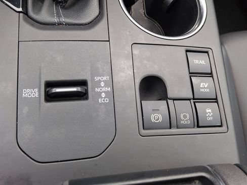 Used 2023 Toyota Highlander XLE AWD/4WD image 25