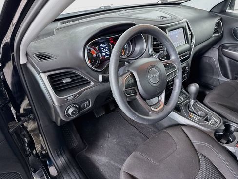 Used 2019 Jeep Cherokee Latitude w/ Popular Appearance Group FWD image 9