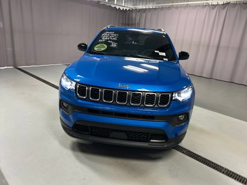 Used 2025 Jeep Compass Latitude AWD/4WD image 2