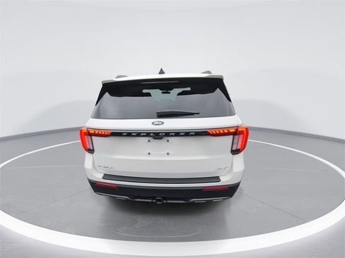 Used 2025 Ford Explorer Active w/ Active Comfort Package image 7