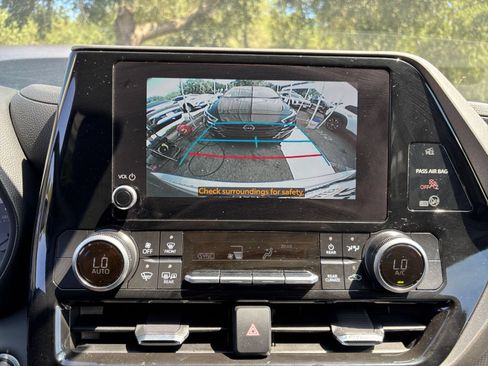 Used 2025 Toyota Highlander LE FWD image 27