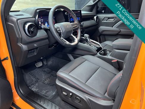 Used 2025 Chevrolet Colorado Z71 w/ Technology Package AWD/4WD image 3