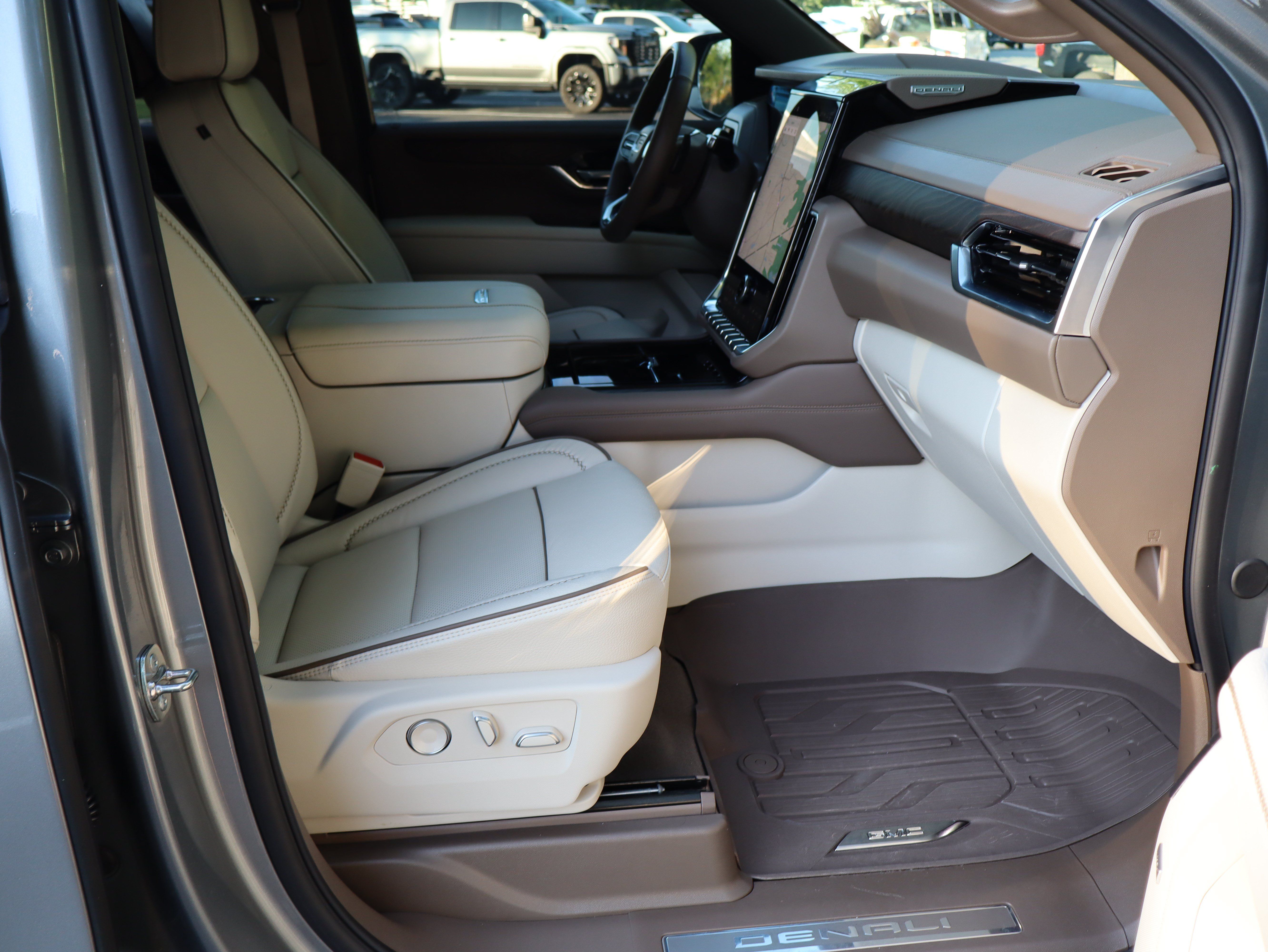 Used 2026 GMC Yukon XL Denali w/ Denali Reserve Package AWD/4WD image 44