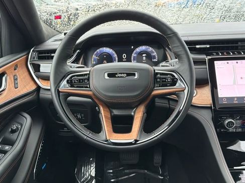New 2025 Jeep Grand Cherokee Summit image 10