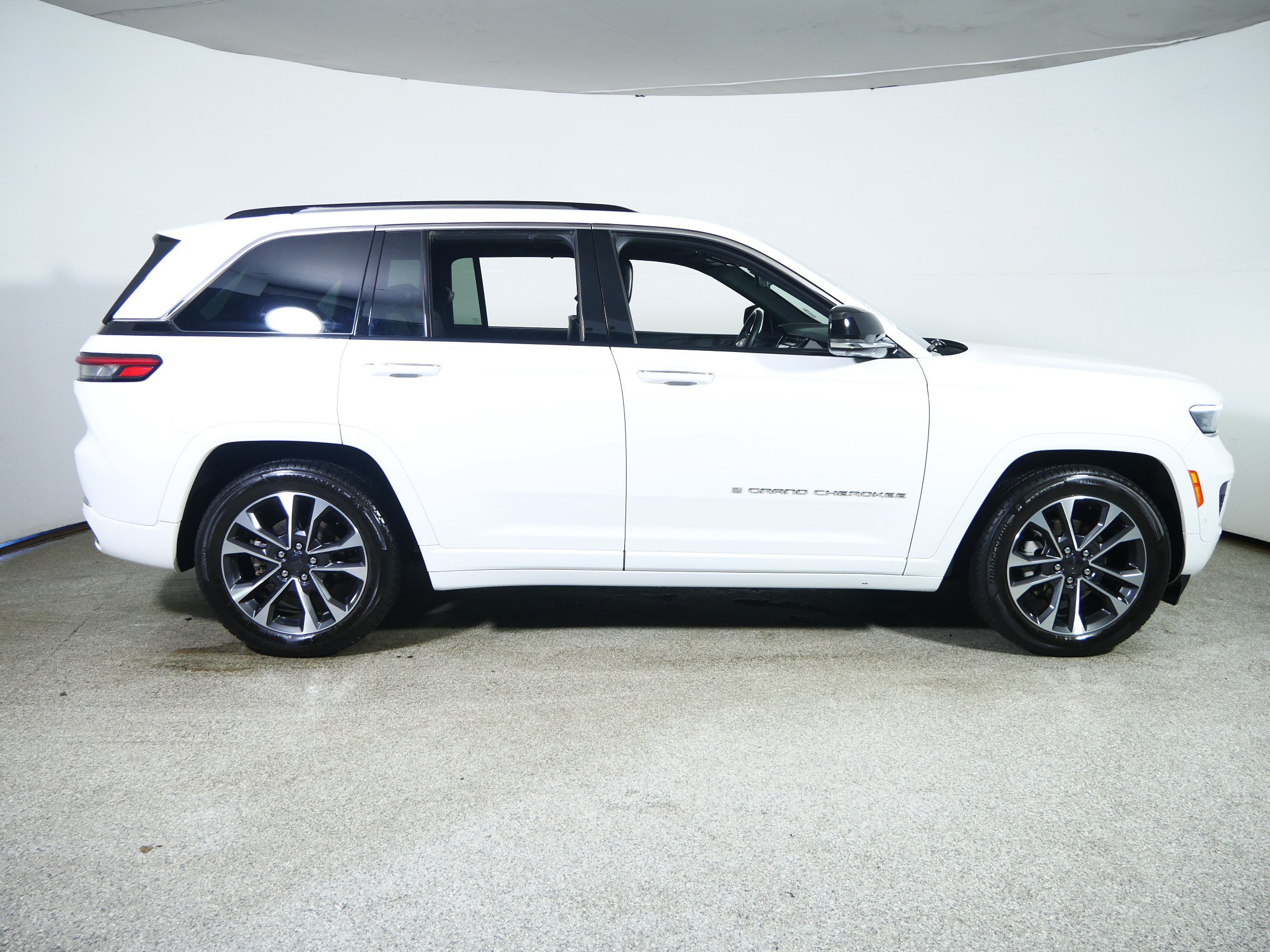 Used 2023 Jeep Grand Cherokee Overland w/ Adv Protech Group III AWD/4WD image 8