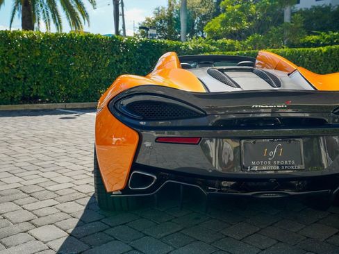 Used 2018 McLaren 570S Spider image 23