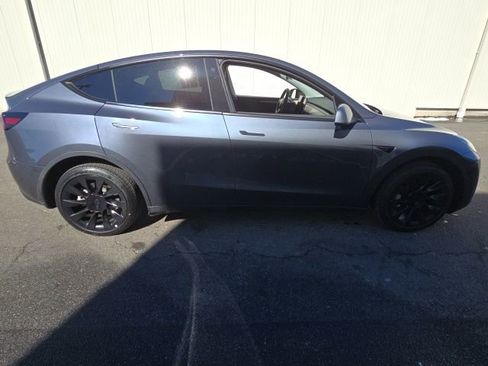 Used 2023 Tesla Model Y Long Range image 8
