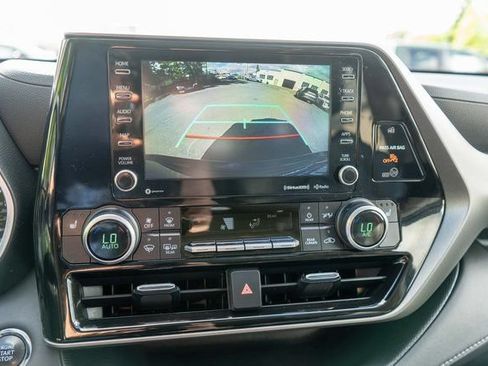 Used 2022 Toyota Highlander XLE AWD/4WD image 33