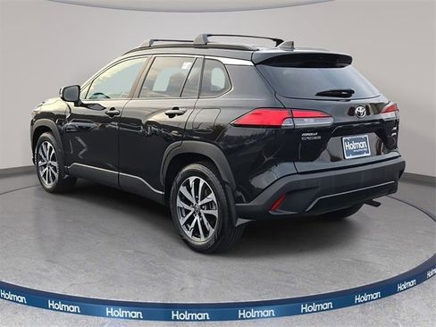 Certified 2022 Toyota Corolla Cross XLE image 6