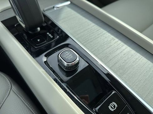 Certified 2023 Volvo XC60 B5 Plus w/ Climate Package image 29