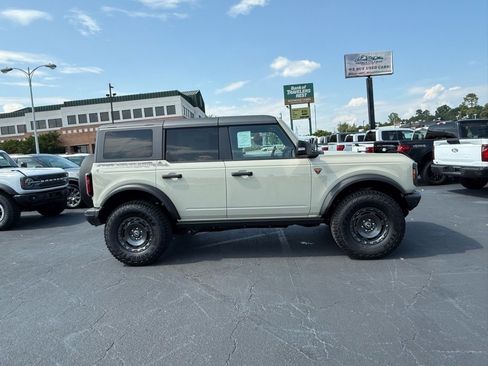 New 2025 Ford Bronco Badlands image 3
