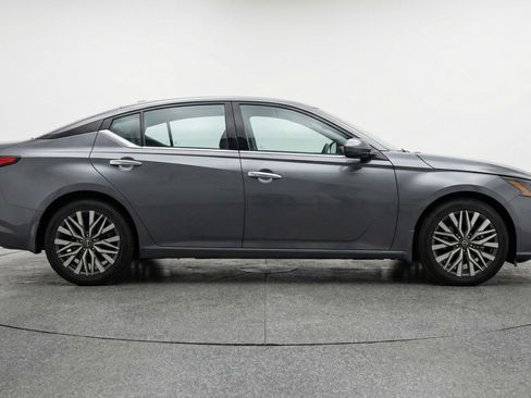 Used 2025 Nissan Altima 2.5 SV image 11