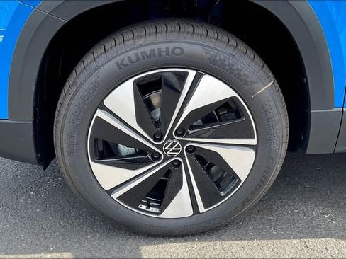 New 2025 Volkswagen Taos SE image 13