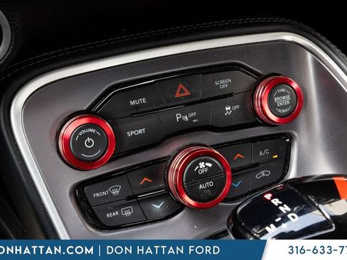 Used 2021 Dodge Challenger SXT w/ Driver Convenience Group RWD image 9