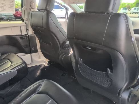 Used 2023 Chrysler Pacifica Touring-L FWD image 42
