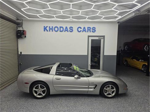 Used 2004 Chevrolet Corvette Base 2dr Coupe w/ Preferred Equipment Group image 17