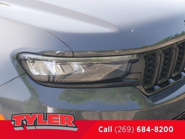 Certified 2024 Jeep Grand Cherokee Limited w/ Black Appearance Package AWD/4WD image 10