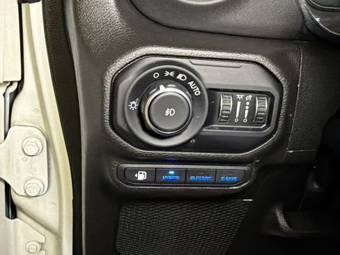 Used 2022 Jeep Wrangler Unlimited Sahara AWD/4WD image 16