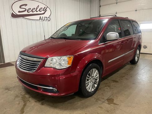 Used 2015 Chrysler Town & Country Touring-L image 2