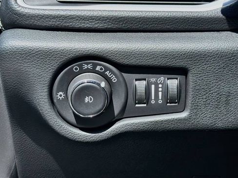 Used 2025 Chrysler Pacifica Select FWD image 11