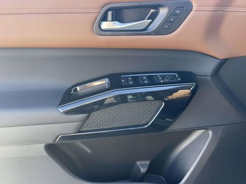 New 2026 Nissan Pathfinder Platinum image 18